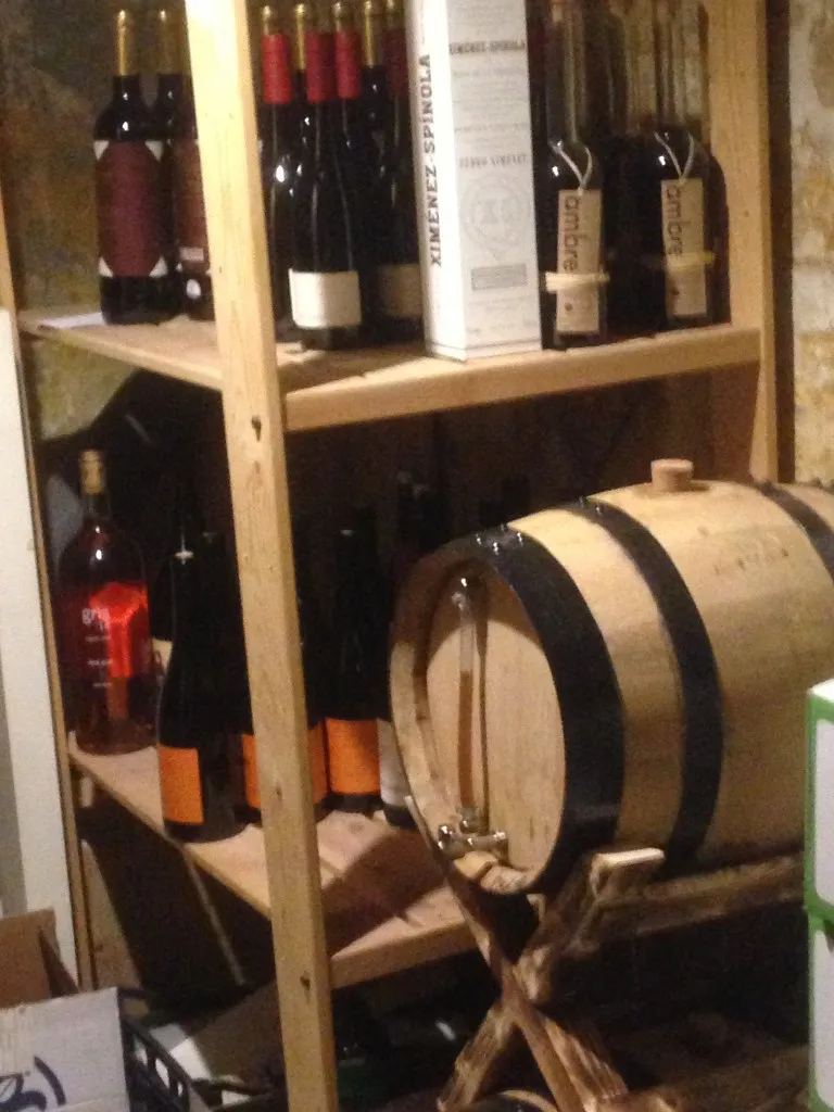 Bota i prestatgeria amb vins al restaurant