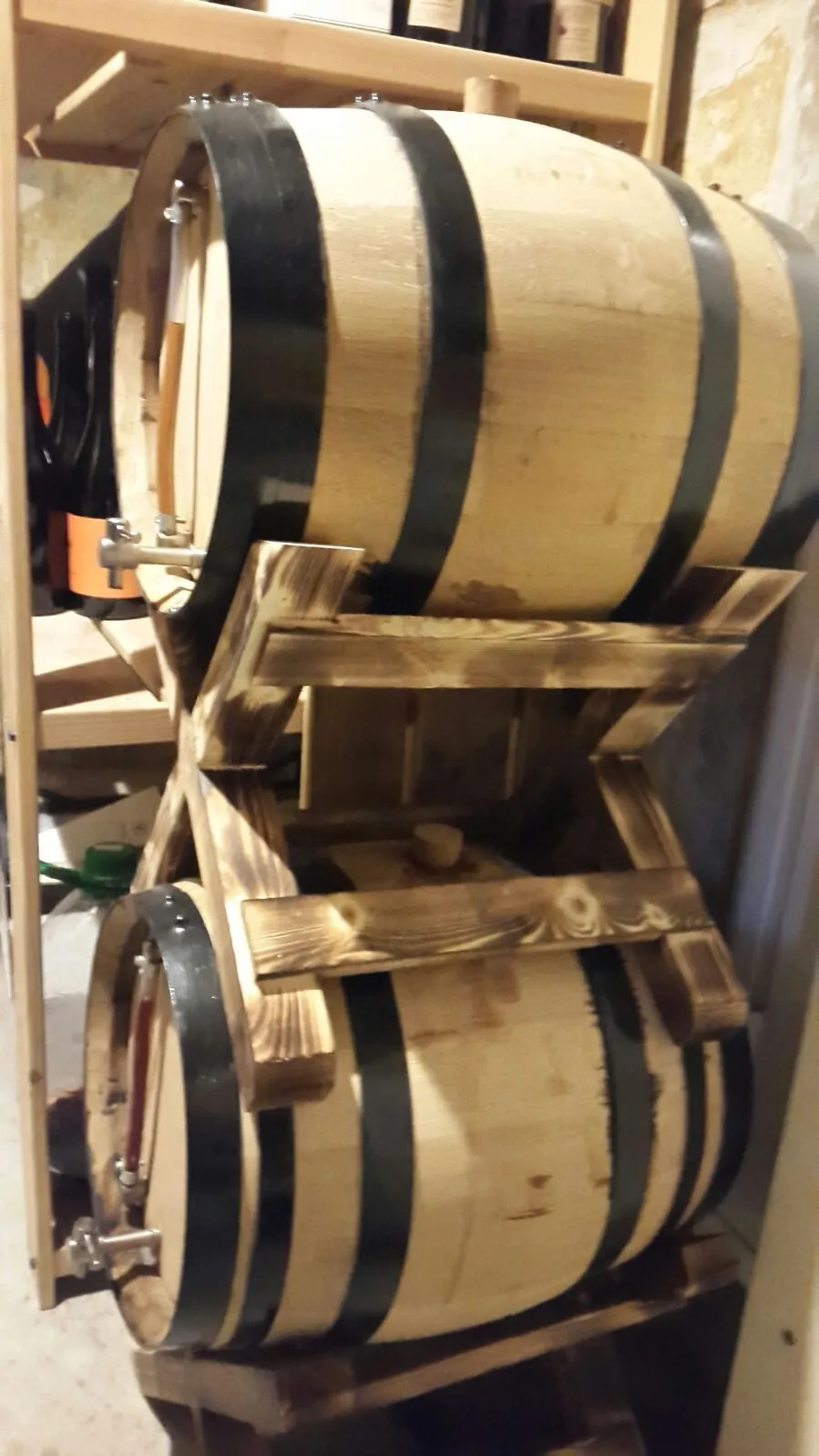 Botes de fusta apilades al celler