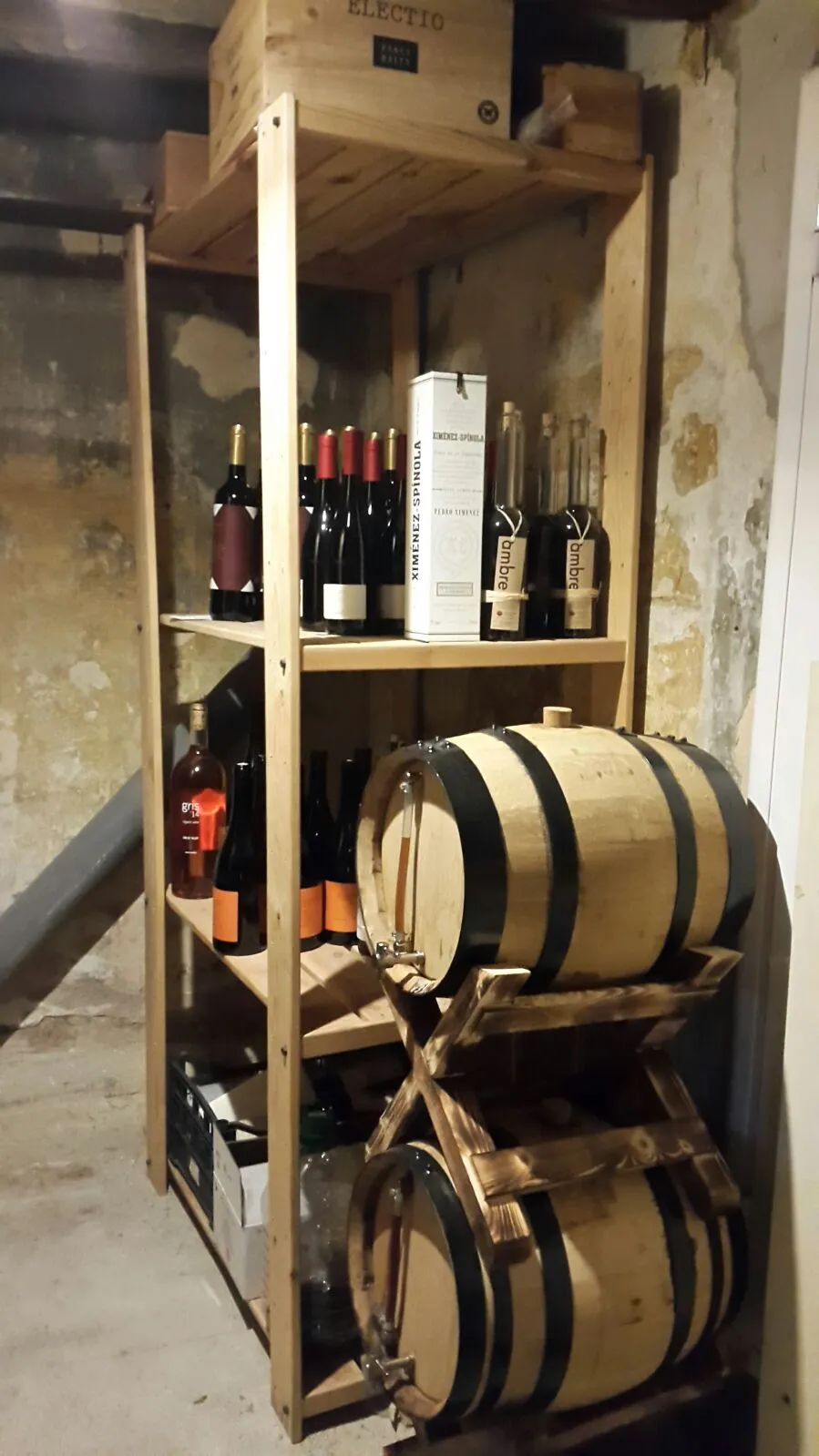 Botes de roure on reposa el vermut de la casa