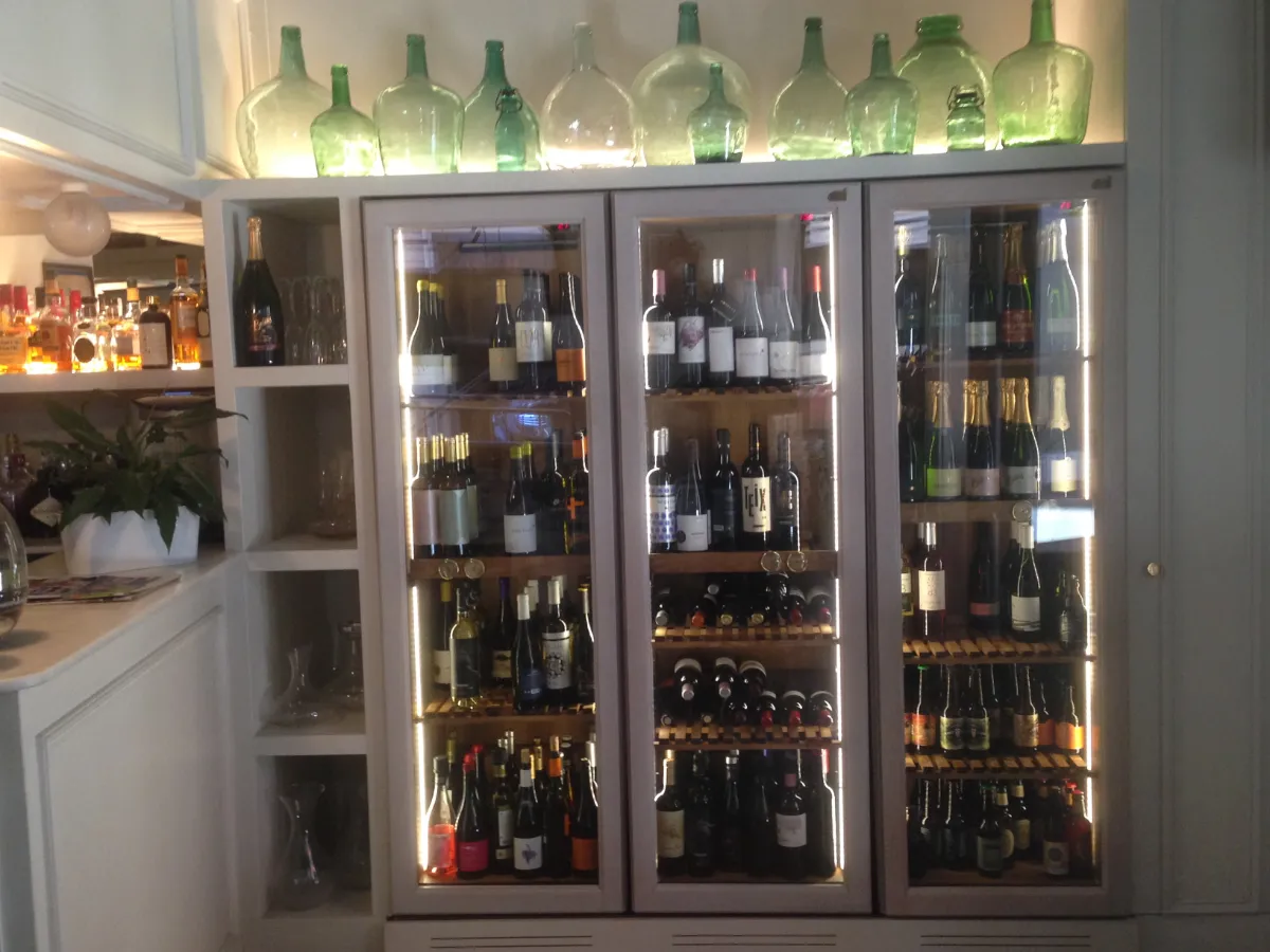 Vitrines refrigerades amb el celler de vins del restaurant La Estrella 1924