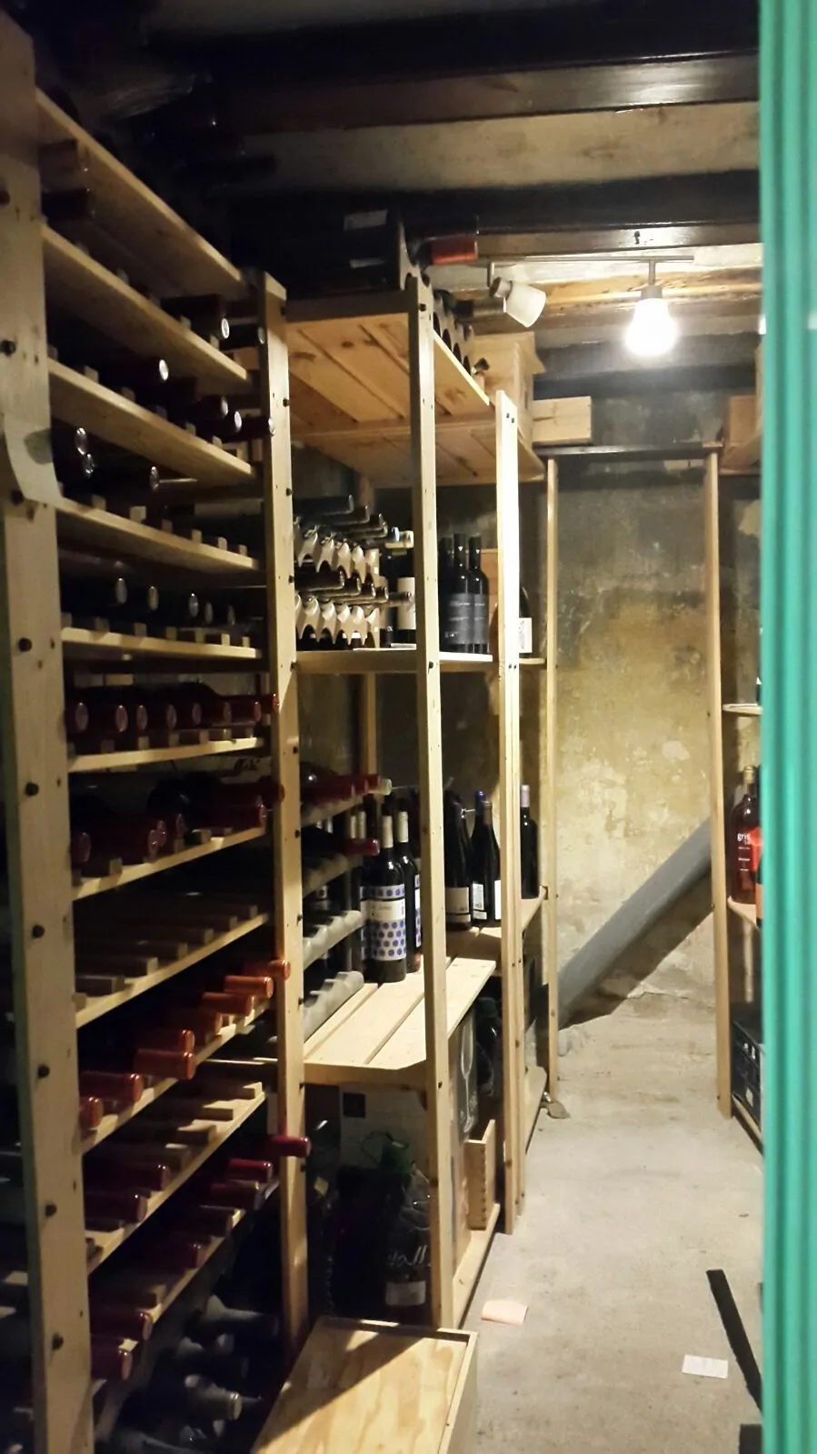 Prestatgeries de fusta amb vins al celler del restaurant