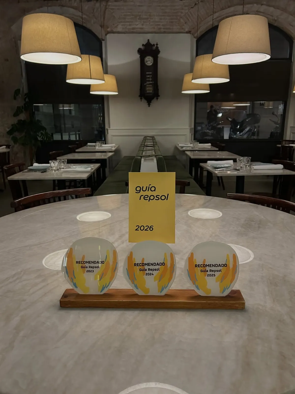 Dining room at La Estrella 1924 with the Guía Repsol Recommended plaques