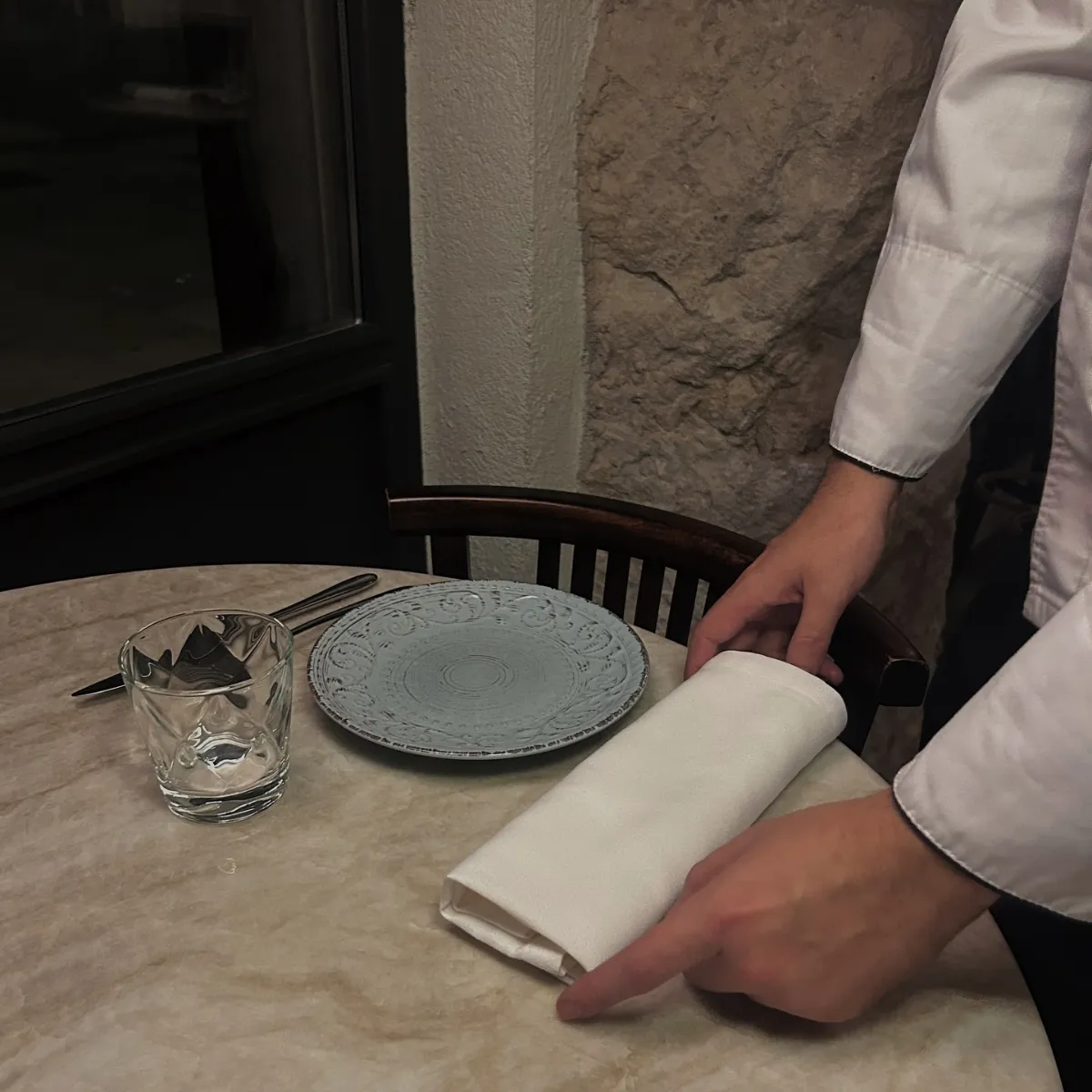 Preparando la mesa en el comedor de La Estrella 1924