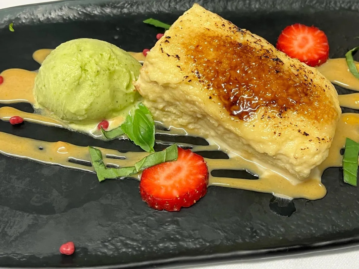 Caramelised torrija with ice cream and strawberries, a homemade dessert at La Estrella 1924
